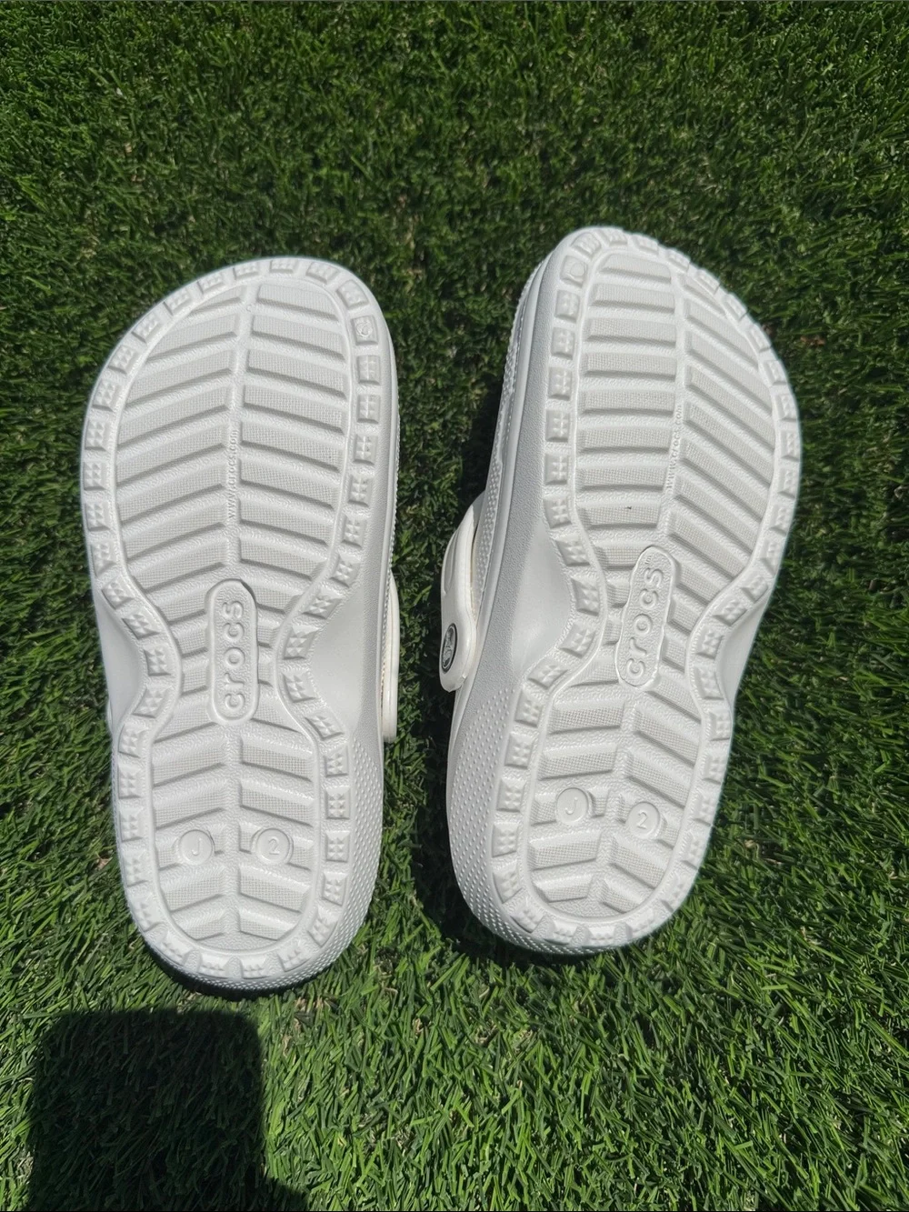 CROCS Kids Classic Clog with Gray Lining — White Size J2